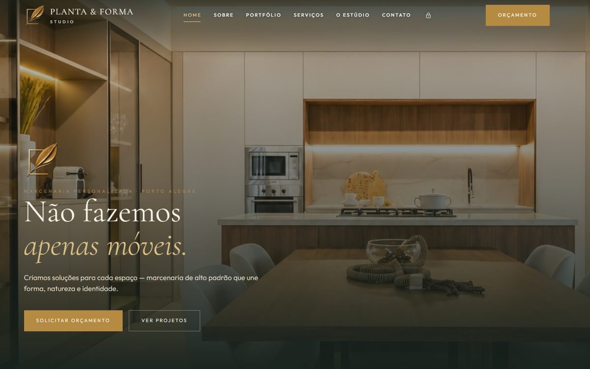 Página inicial do site Planta & Forma Studio: cozinha integrada ao jantar com cristaleira iluminada em marcenaria sob medida