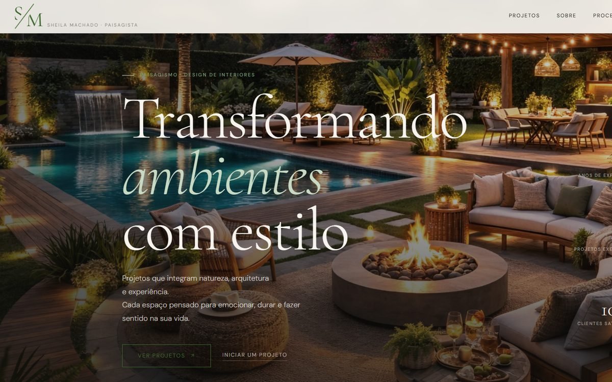 Página inicial do site Sheila Machado Paisagista: área de lazer com piscina e jardim iluminado à noite